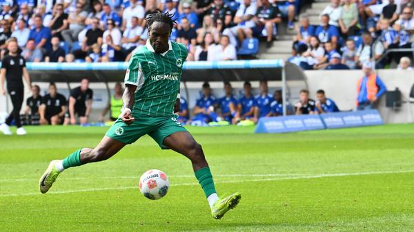 Überraschend gehen die Fürther nach 24 Minuten in Führung: Hrgota findet Futkeu, der cool bleibt und das 0:1 erzielt.