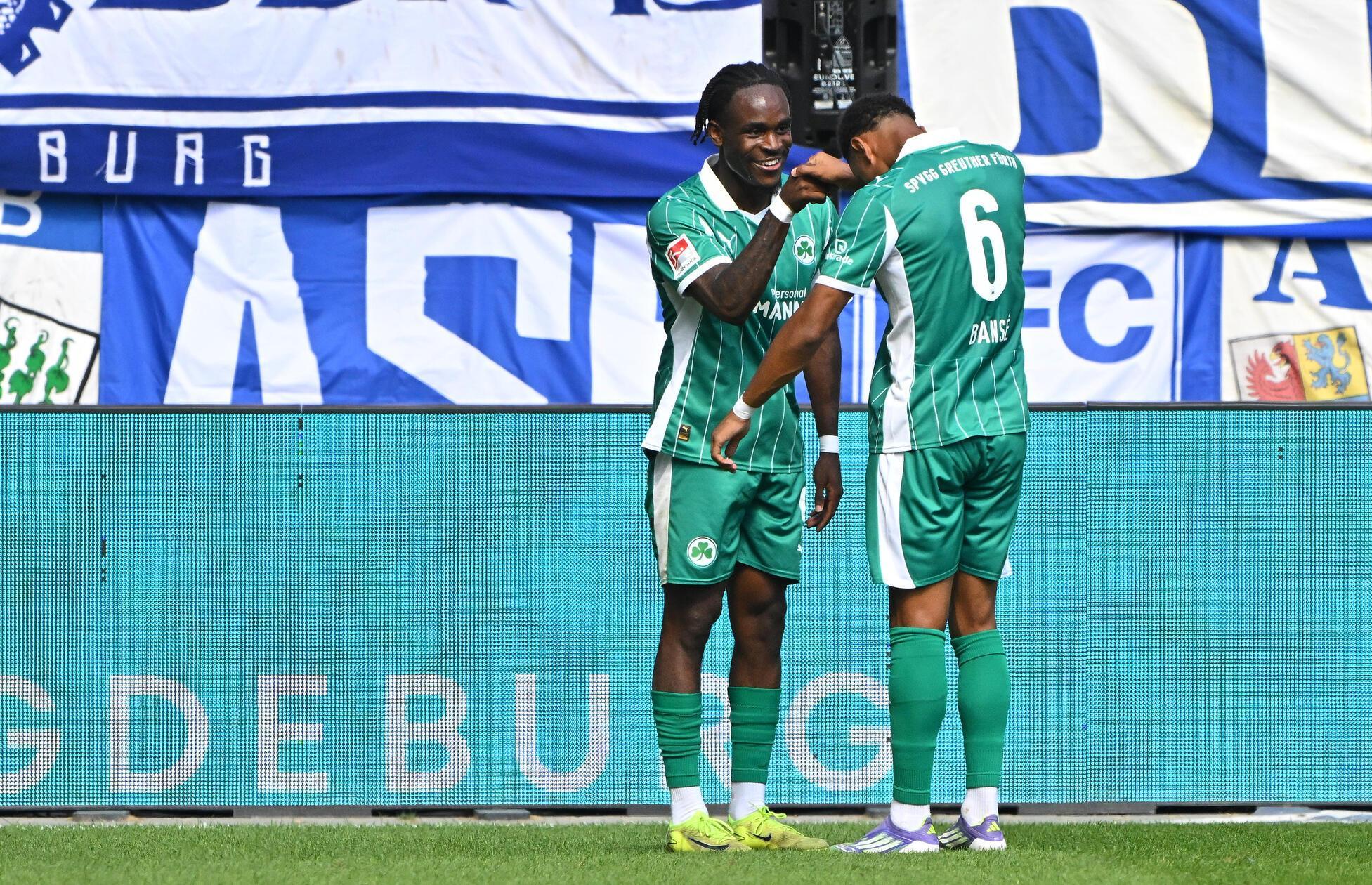 Zusammen mit Sacha Bansé bejubelt der Knipser seinen Treffer.