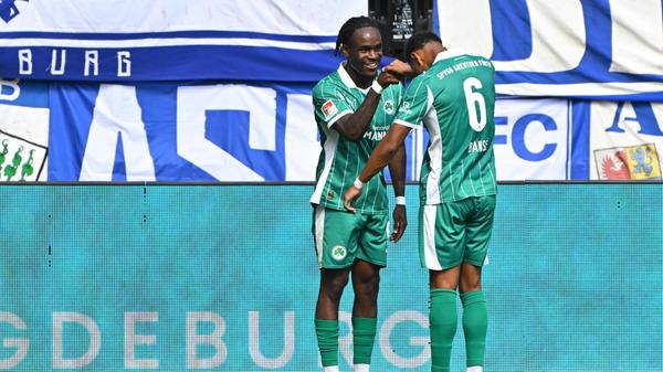 Zusammen mit Sacha Bansé bejubelt der Knipser seinen Treffer.