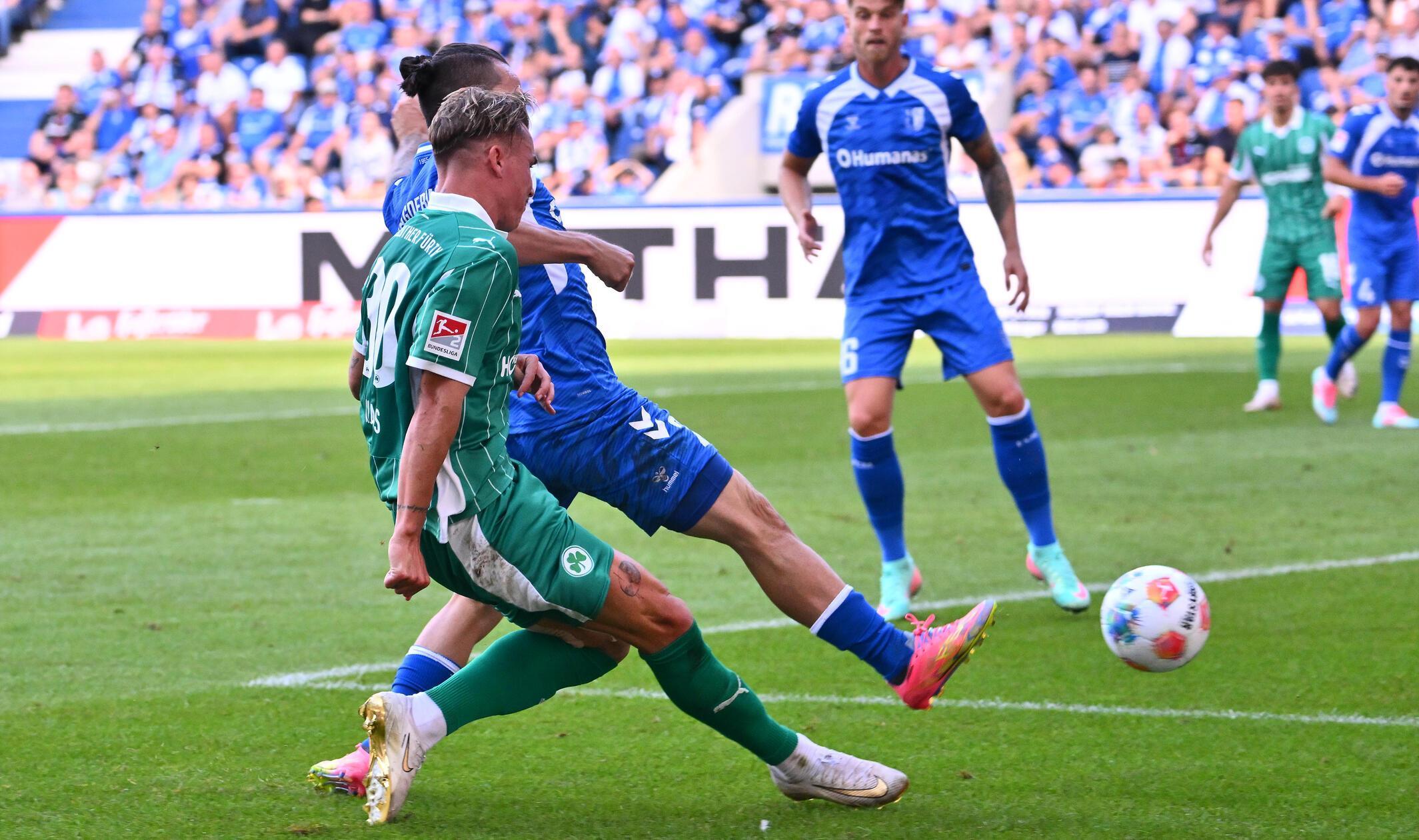 In der zweiten Halbzeit dominiert zunächst wieder Magdeburg, die Gäste treffen erneut aus dem Nichts zur Führung: Klaus tankt sich in den Strafraum...