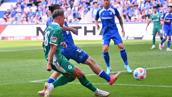 In der zweiten Halbzeit dominiert zunächst wieder Magdeburg, die Gäste treffen erneut aus dem Nichts zur Führung: Klaus tankt sich in den Strafraum...