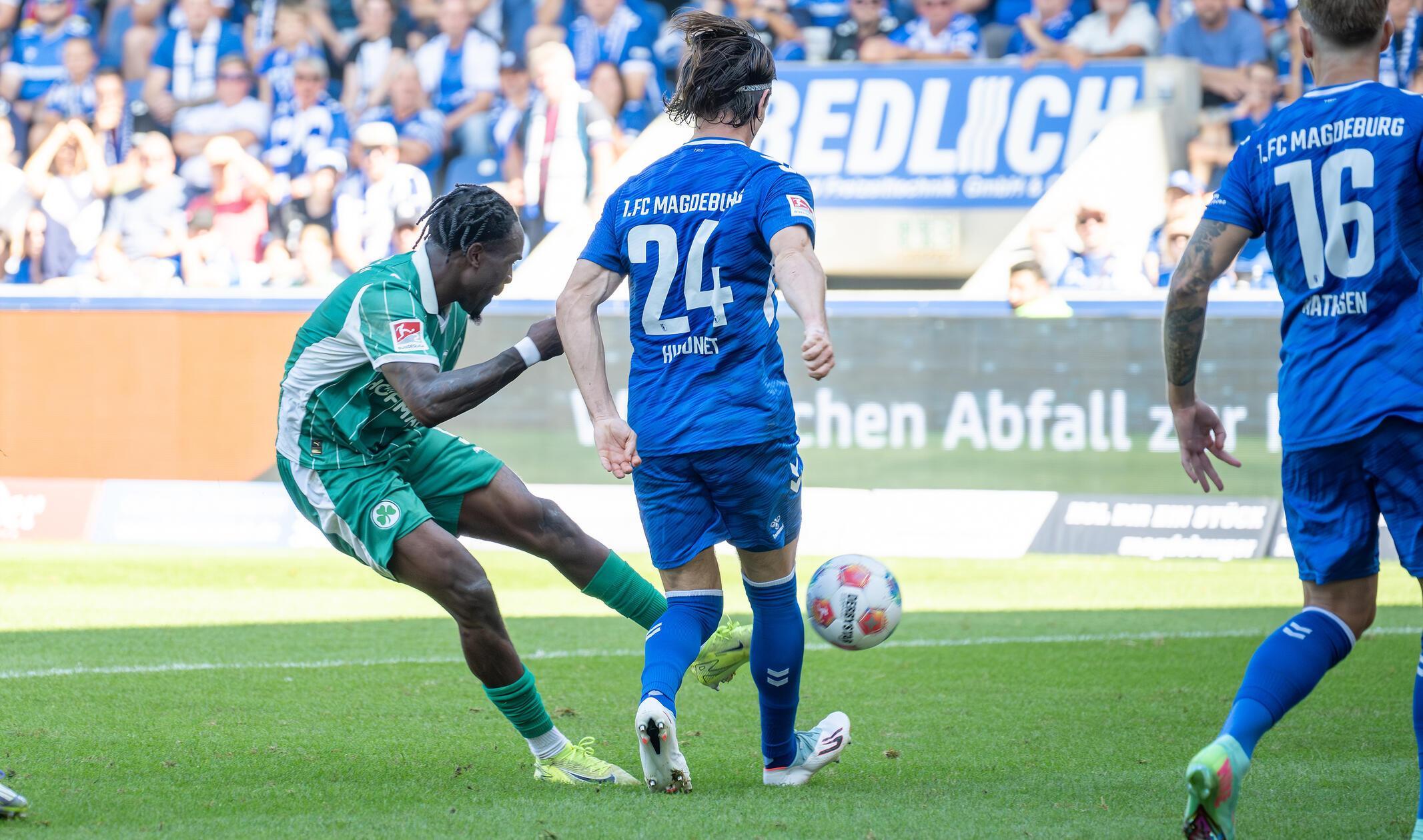 Doch dieses Mal bleibt das Kleeblatt dran und trifft direkt zum 2:3 - Futkeu legt den Ball technisch anspruchsvoll in den Winkel.