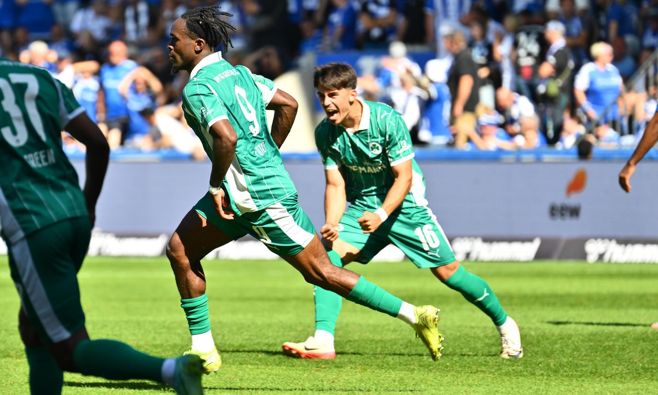 Jubelnd dreht der Angreifer ab.