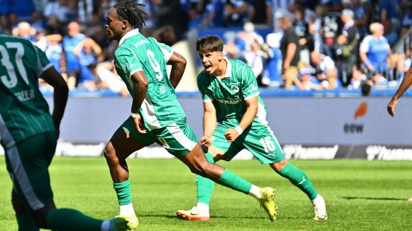 Jubelnd dreht der Angreifer ab.