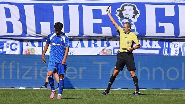 Dann kippt die Partie engdültig: Erst fliegt Nollenberger nach einer Schwalbe mit Gelb-Rot vom Platz...