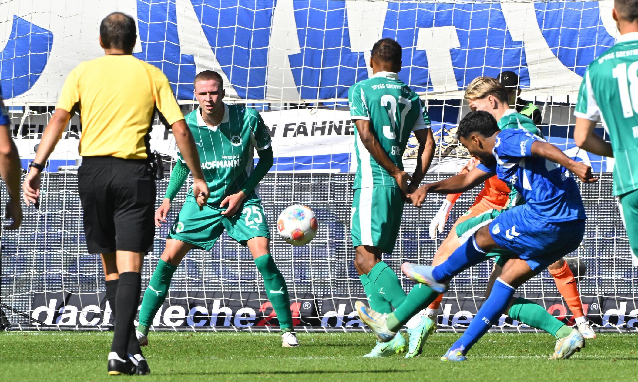 Nein. Ghrieb narrt die fehleranfällige Fürther Hintermannschaft und erzielt das 3:4.