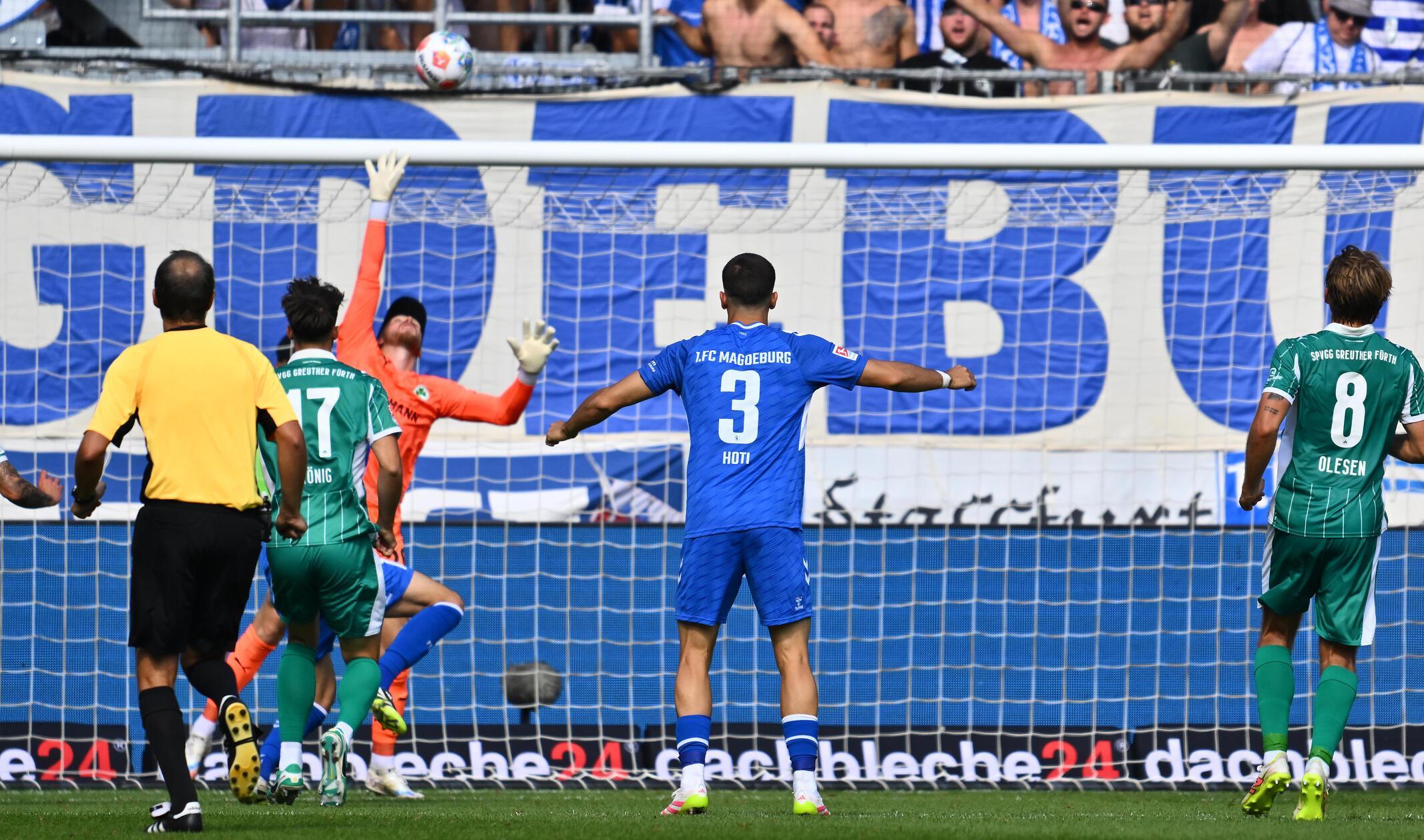 In der Nachspielzeit verspielt das Kleeblatt tatsächlich die Führung: Trotz Unterzahl überwindet der eingewechselte Pesch Boevink per Kopfball zum 4:4. Zuvor hatte Ziereis sich folgenschwer verschätzt.
