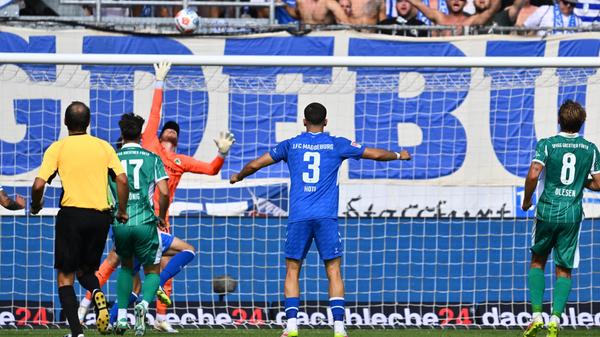 In der Nachspielzeit verspielt das Kleeblatt tatsächlich die Führung: Trotz Unterzahl überwindet der eingewechselte Pesch Boevink per Kopfball zum 4:4. Zuvor hatte Ziereis sich folgenschwer verschätzt.