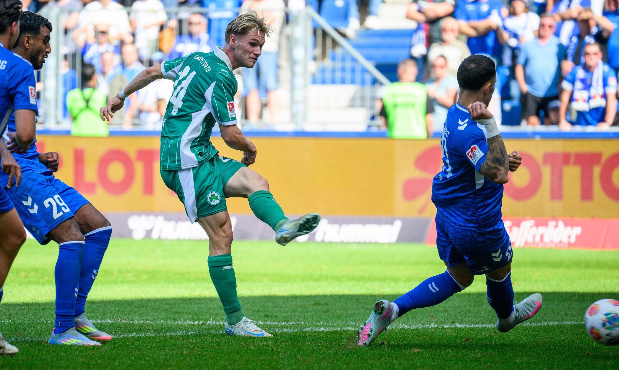 Doch am Ende dürfen die Fürther doch noch jubeln: John verwertet eine Vorlage von Klaus überlegt im langen Eck...