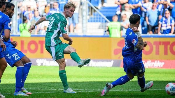 Doch am Ende dürfen die Fürther doch noch jubeln: John verwertet eine Vorlage von Klaus überlegt im langen Eck...