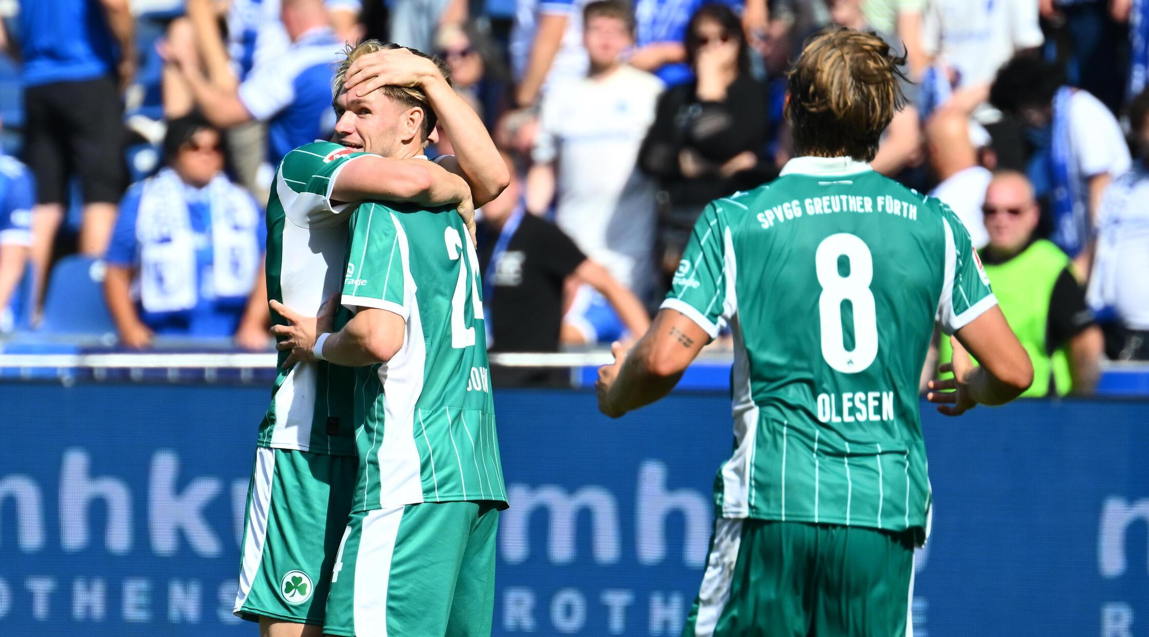 ...und jubelt mit seinen Mitspielern. 5:4-Auswärtssieg in Magdeburg!