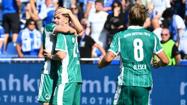 ...und jubelt mit seinen Mitspielern. 5:4-Auswärtssieg in Magdeburg!