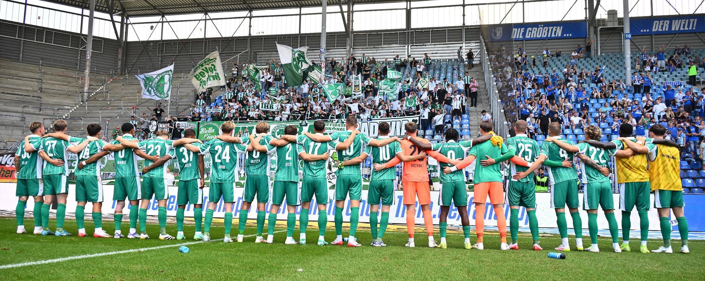 Fans und Mannschaft bejubeln drei wichtige Punkte in der Fremde.