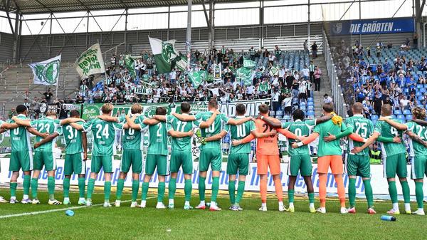 Fans und Mannschaft bejubeln drei wichtige Punkte in der Fremde.