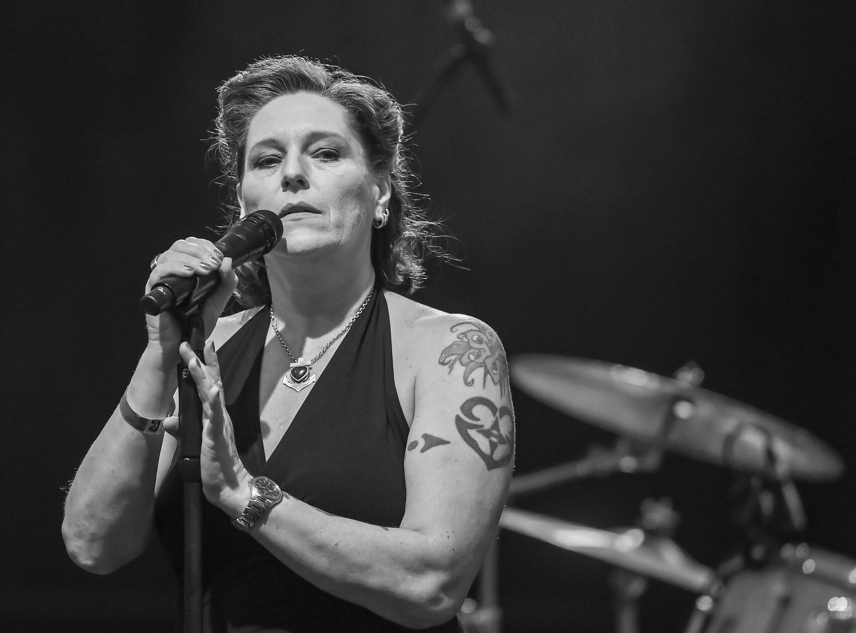 "Plötzlich und unerwartet" ist die Sängerin der erfolgreichen Band Rosenstolz, AnNa R. , im Alter von 55 Jahren gestorben. Das teilten ihre Bandkollegen in einem Posting auf Instagram mit, in dem sie die als Andrea Rosenbaum geborene Sängerin als "konstante Lebensbegleiterin für unzählige Menschen" bezeichneten. Am 16. März 2025 wurde sie tot in ihrer Wohnung gefunden, ein Fremdverschulden schließen die Ermittler aus.