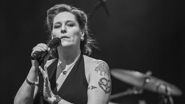 "Plötzlich und unerwartet" ist die Sängerin der erfolgreichen Band Rosenstolz, AnNa R. , im Alter von 55 Jahren gestorben. Das teilten ihre Bandkollegen in einem Posting auf Instagram mit, in dem sie die als Andrea Rosenbaum geborene Sängerin als "konstante Lebensbegleiterin für unzählige Menschen" bezeichneten. Am 16. März 2025 wurde sie tot in ihrer Wohnung gefunden, ein Fremdverschulden schließen die Ermittler aus.