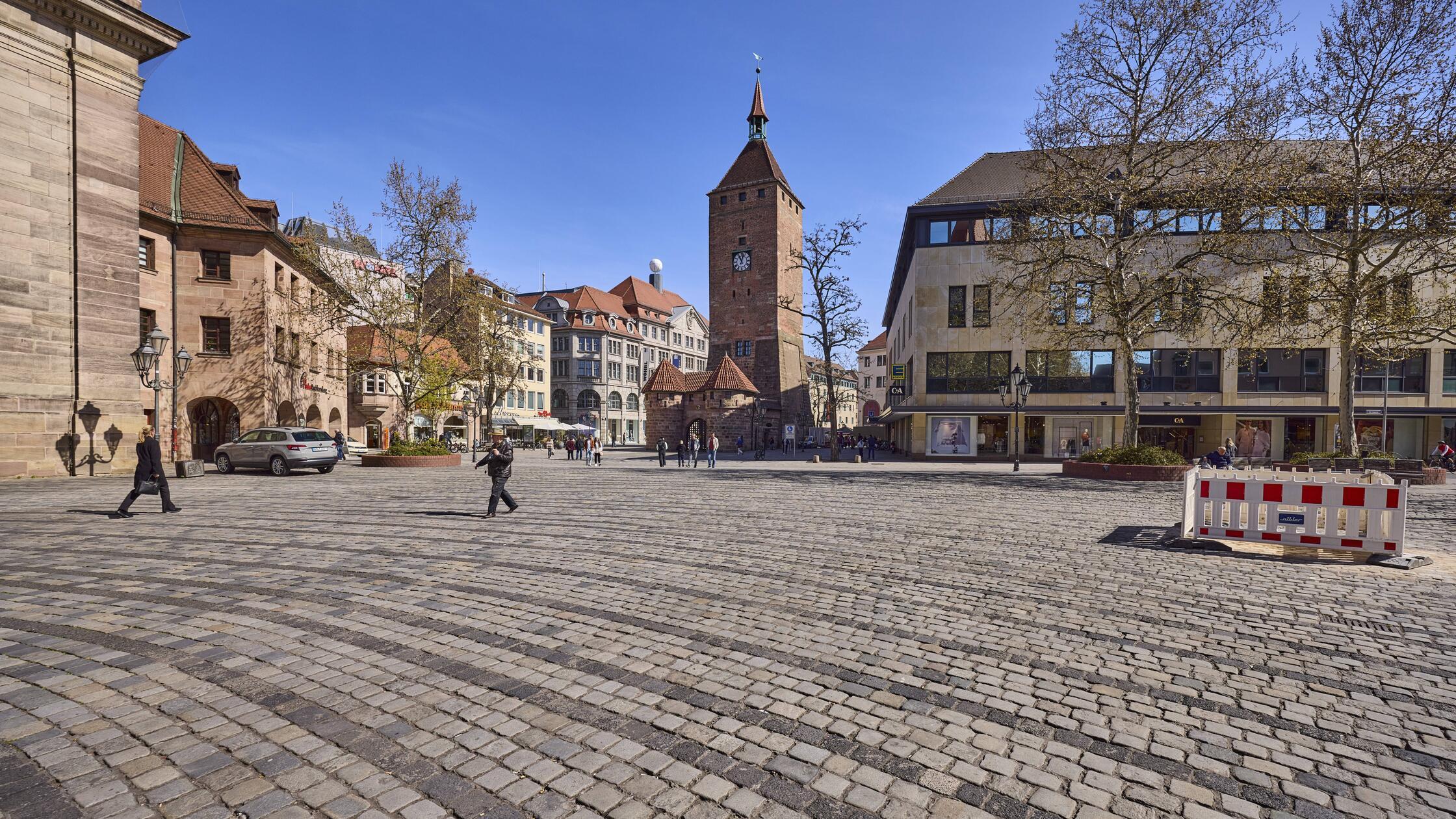 Weißer Turm, Platz, Kopfsteinpflaster, abgezäunte 
