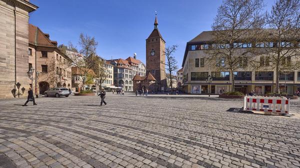 Weißer Turm, Platz, Kopfsteinpflaster, abgezäunte