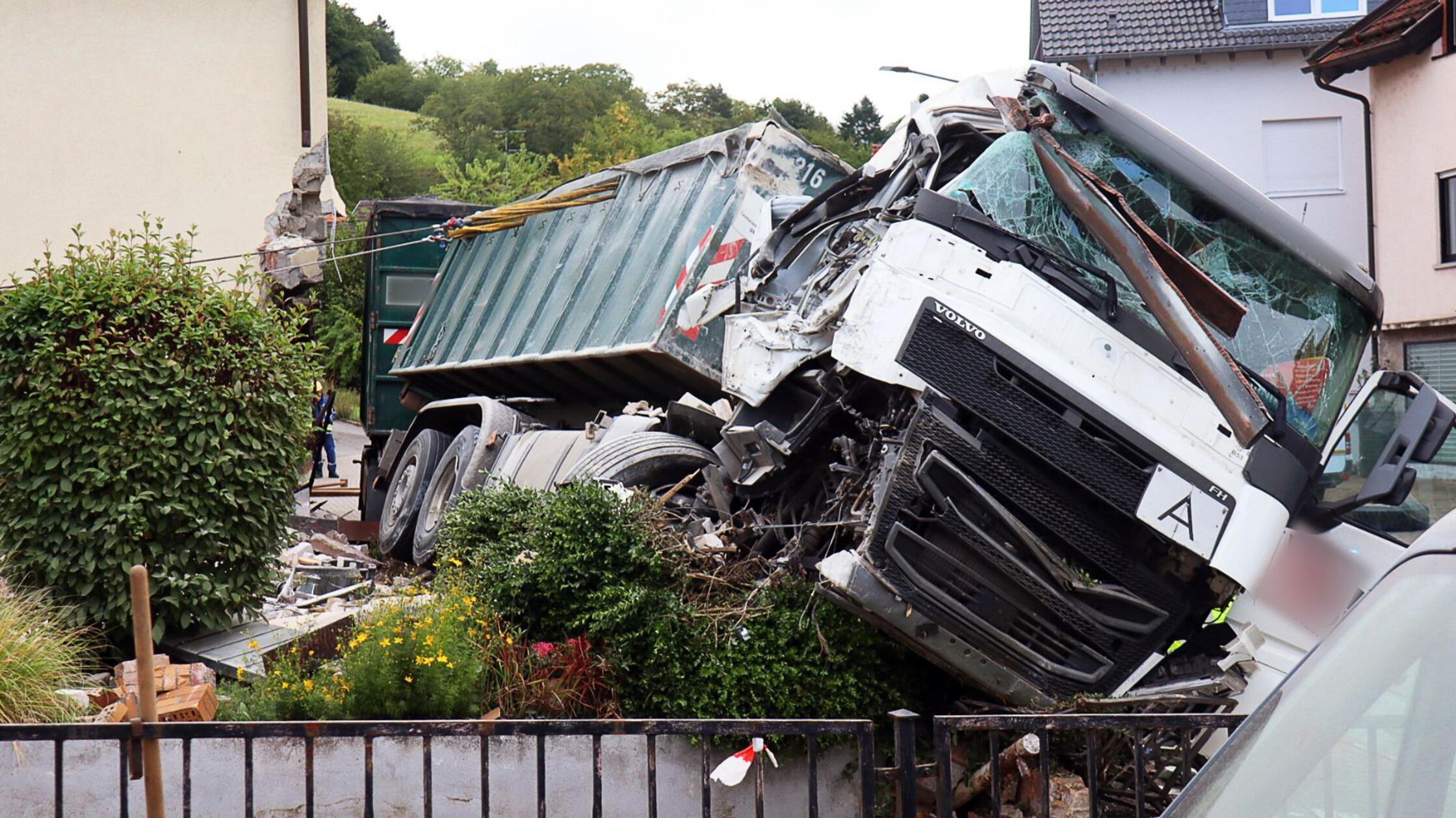 Lkw kracht in Wohnhaus in Südhessen - Elfjähriger verletzt