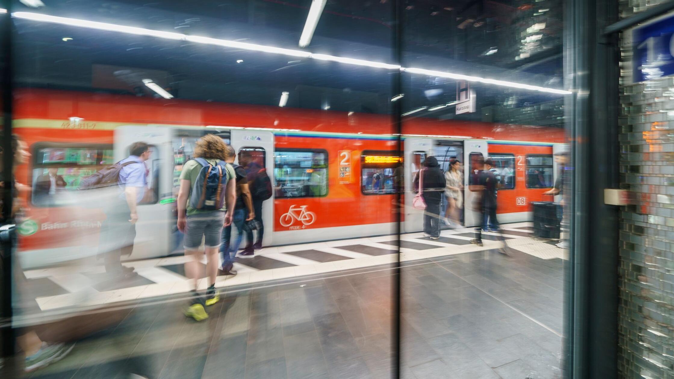 Jeder sechste Studierende pendelt über eine Stunde zur Uni