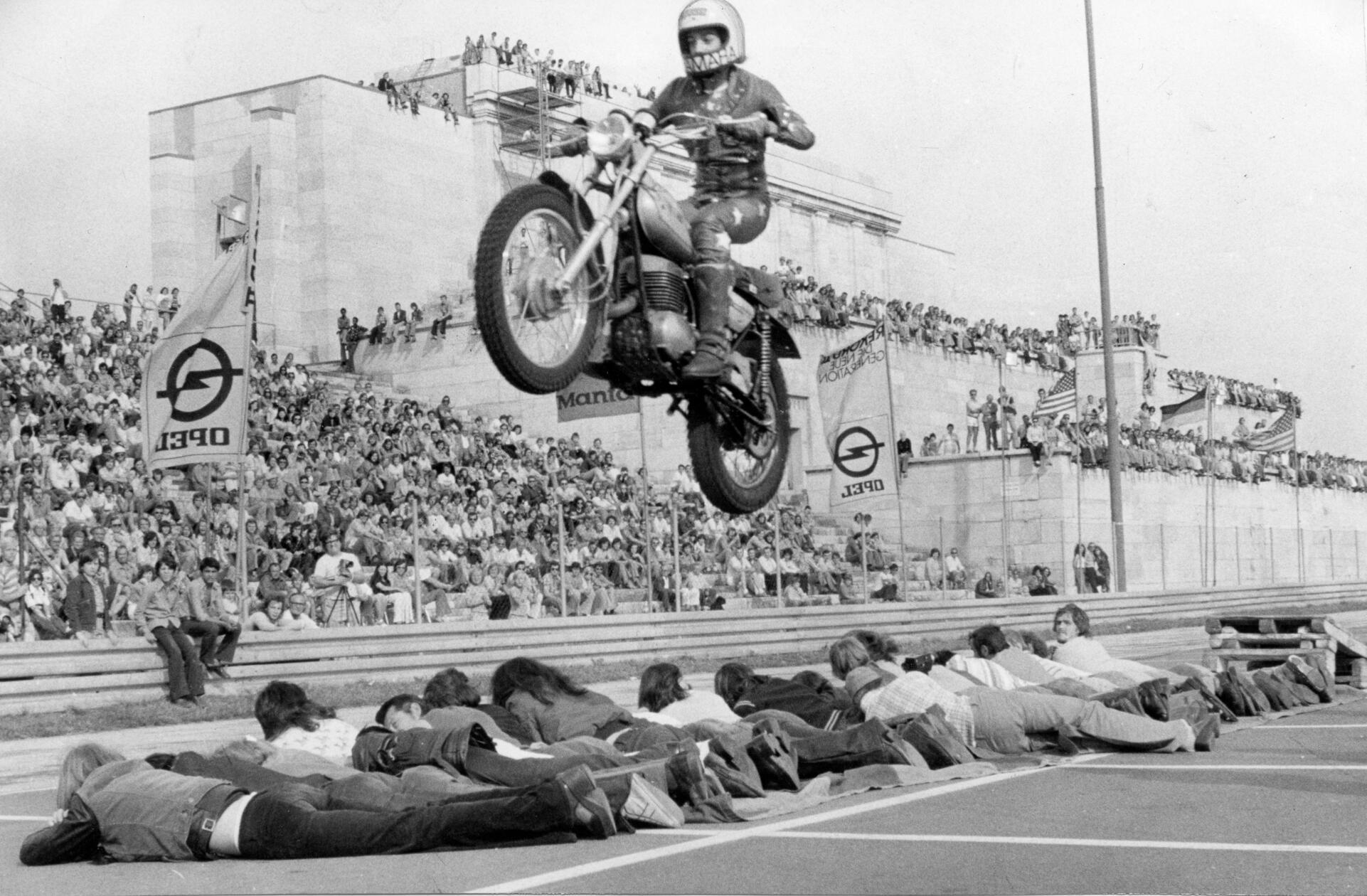Starke Nerven und eine gehörige Portion Mut bewiesen im September 1974 zwanzig Zuschauer aus dem Publikum, die sich freiwillig zur Verfügung stellten, um Teil der spektakulären Autorodeo-Show der Maatz Brothers zu werden. In einer Reihe auf dem Boden des Zeppelinfeldes liegend, erlebten sie hautnah, wie ein Artist der Maatz Brothers auf einem Motorrad zu einem gekonnten Sprung ansetzte und über ihre Köpfe hinwegflog. Um die Spannung und den Nervenkitzel noch weiter zu erhöhen, sprang der Stuntman in einem zweiten Durchgang sogar über 40 Personen.