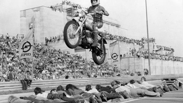 Starke Nerven und eine gehörige Portion Mut bewiesen im September 1974 zwanzig Zuschauer aus dem Publikum, die sich freiwillig zur Verfügung stellten, um Teil der spektakulären Autorodeo-Show der Maatz Brothers zu werden. In einer Reihe auf dem Boden des Zeppelinfeldes liegend, erlebten sie hautnah, wie ein Artist der Maatz Brothers auf einem Motorrad zu einem gekonnten Sprung ansetzte und über ihre Köpfe hinwegflog. Um die Spannung und den Nervenkitzel noch weiter zu erhöhen, sprang der Stuntman in einem zweiten Durchgang sogar über 40 Personen.