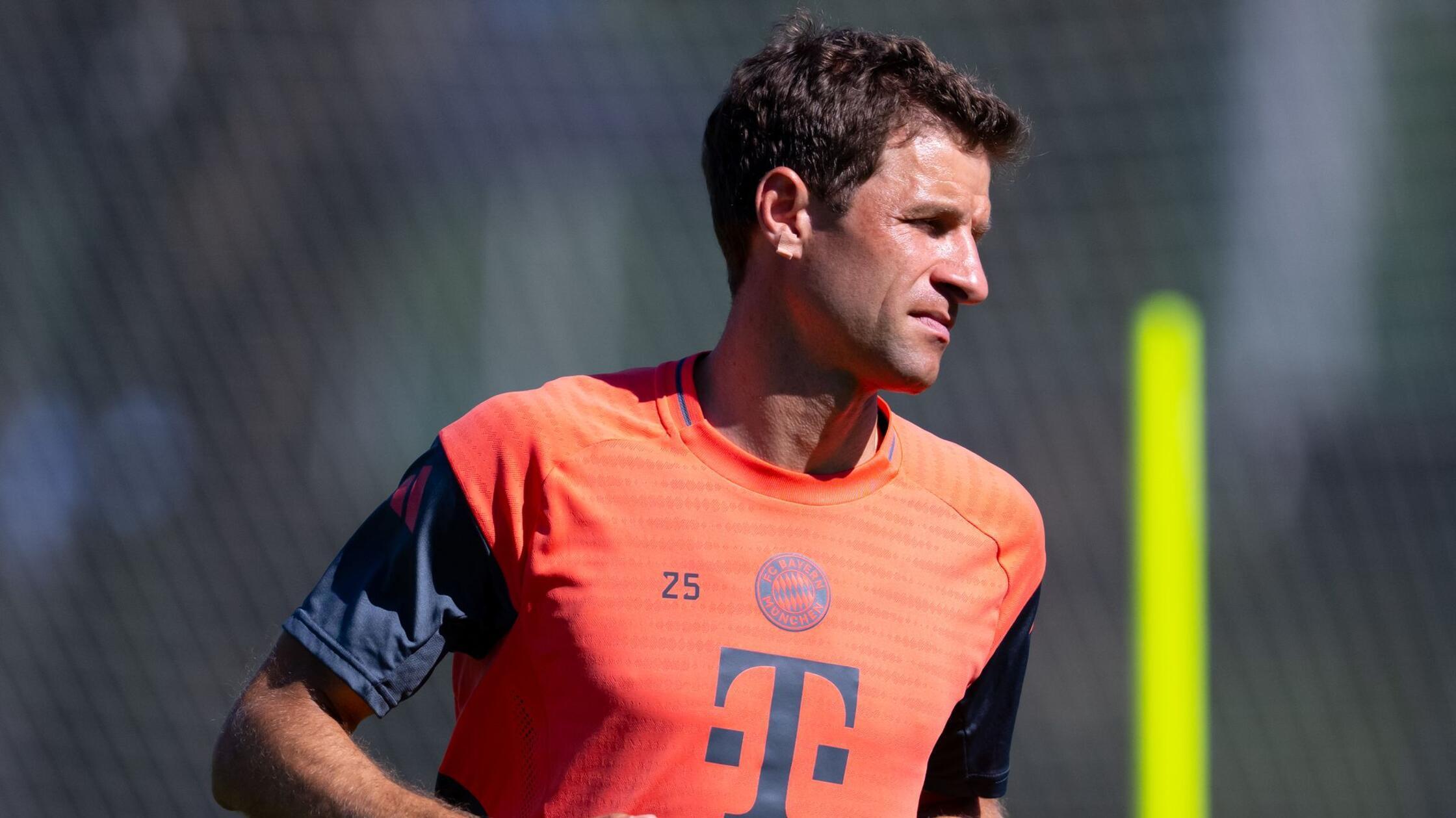 Nanu? Thomas Müller trainiert beim FC Bayern mit