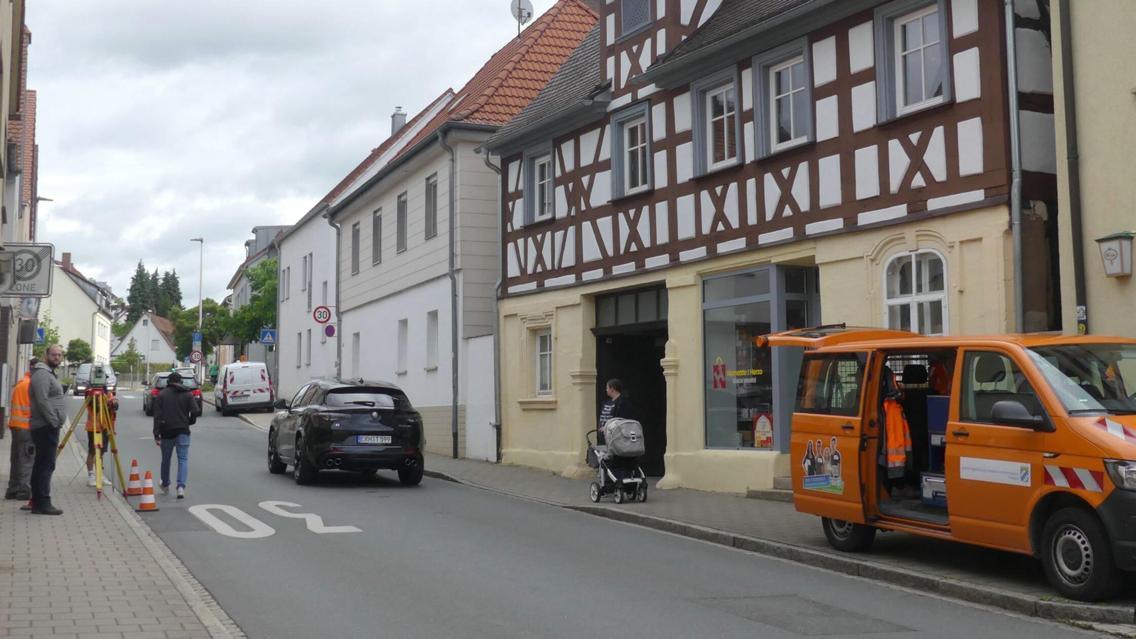 Vermessungsarbeiten vor dem Anwesen Bamberger Stra