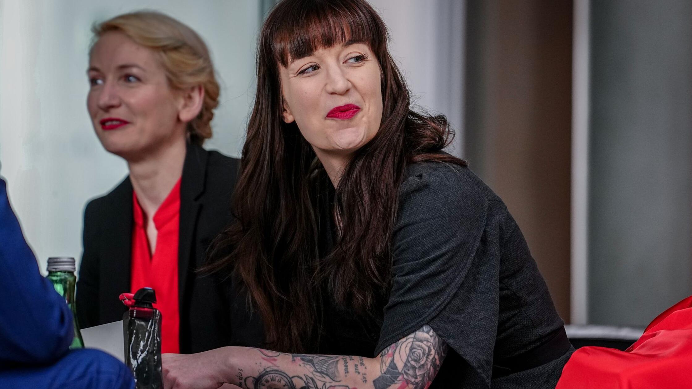 Reichinnek will sich Bücherstapel tätowieren lassen