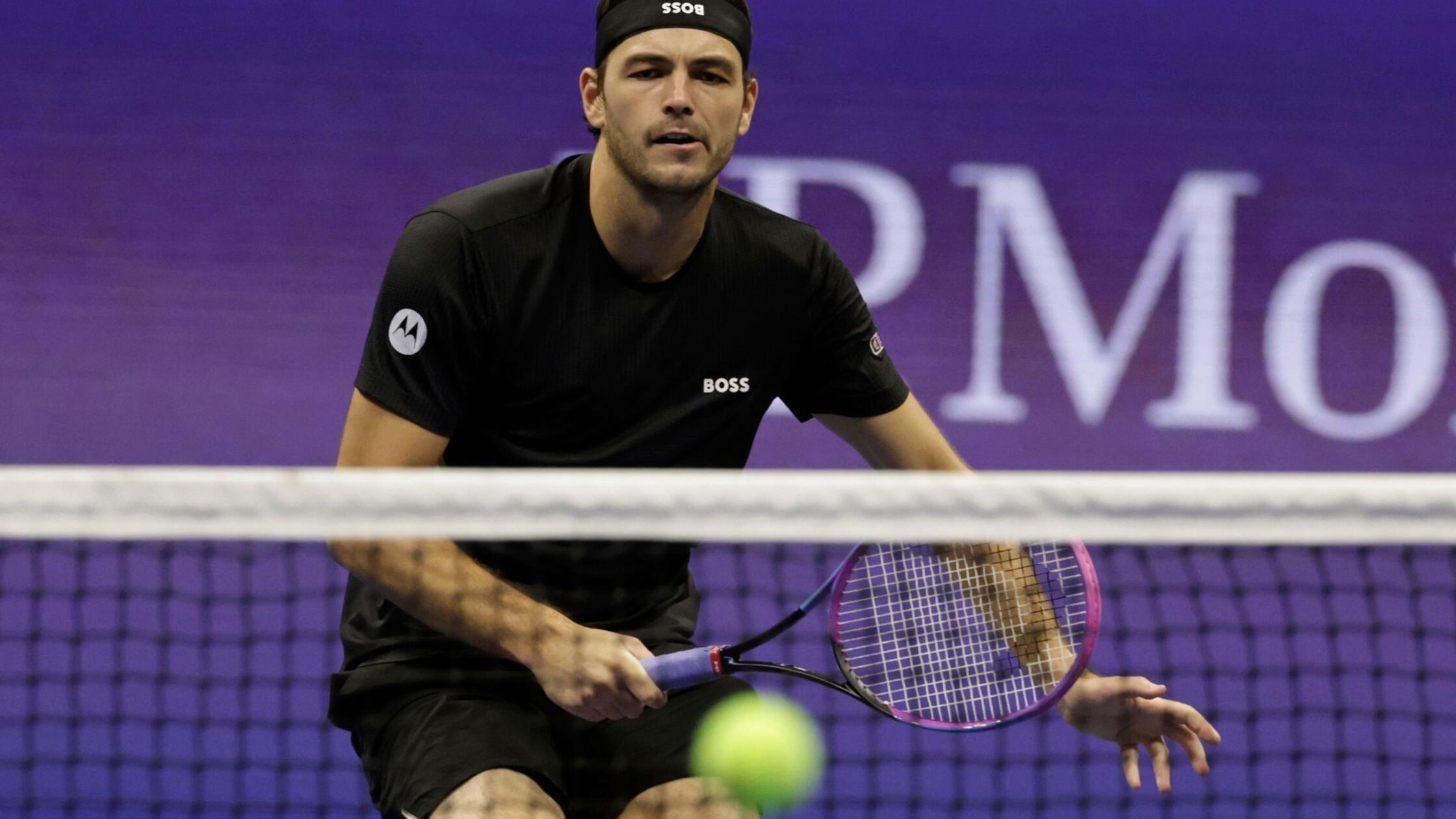 Stirnband falsch herum: Spott für Tennis-Profi Fritz