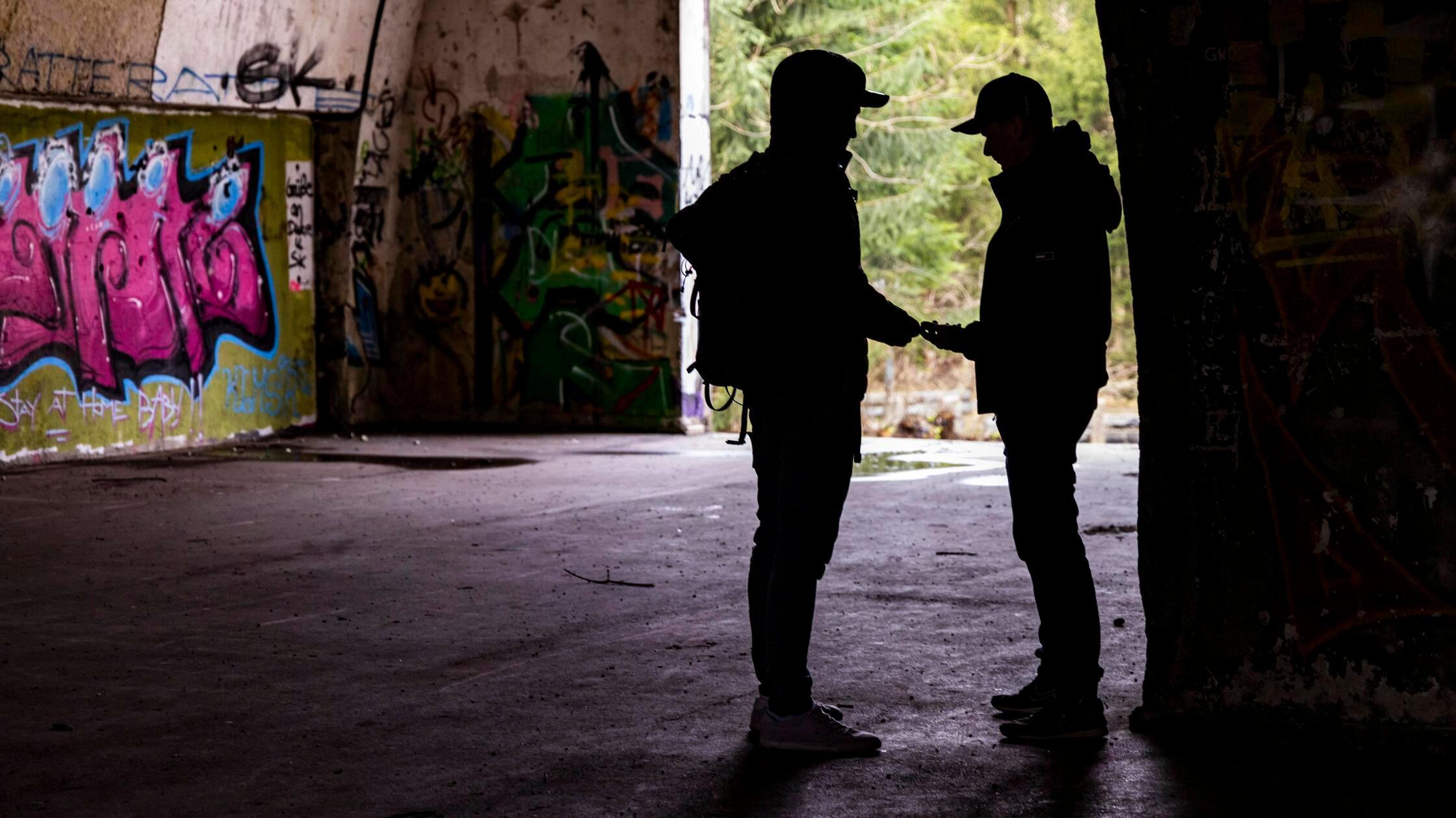 Symbolbild, Drogendeal, Dunkles Geheimnis in einem