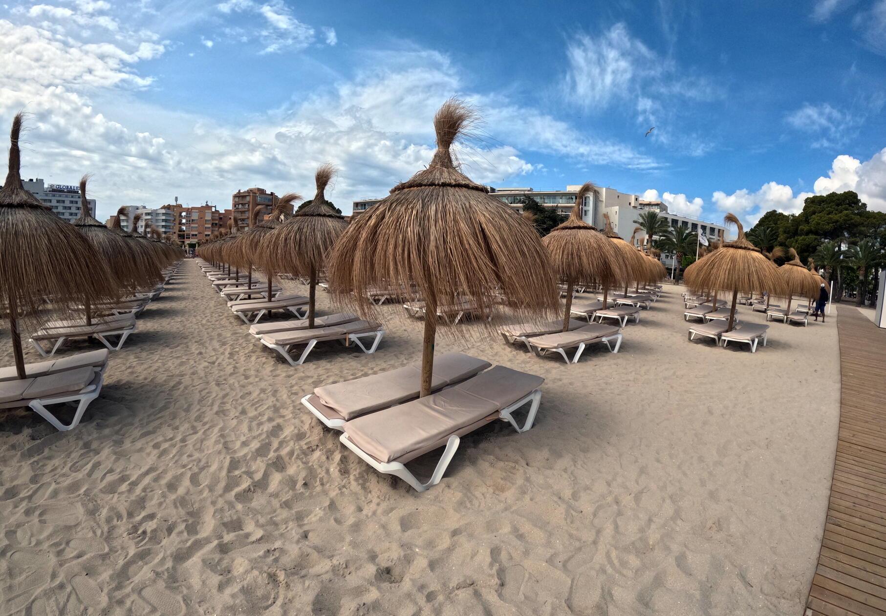 Auf den Balearen verbringen dieses Jahr weniger deutsche und britische Touristen ihren Sommerurlaub als im Vorjahr. Auf Mallorca ist im Mai und Juni ein Rückgang von zwei bis vier Prozent zu erkennen. Bei der Nachbar-Insel Ibiza sind es sogar zehn Prozent. Ein Grund für die fehlenden Urlauber sind steigende Preise der Unterkünfte und Verpflegung. Proteste gegen den Massentourismus haben ebenfalls dazu beigetragen, dass zunehmend Reisende die Inseln meiden.