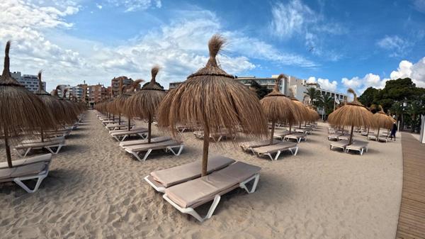 Auf den Balearen verbringen dieses Jahr weniger deutsche und britische Touristen ihren Sommerurlaub als im Vorjahr. Auf Mallorca ist im Mai und Juni ein Rückgang von zwei bis vier Prozent zu erkennen. Bei der Nachbar-Insel Ibiza sind es sogar zehn Prozent. Ein Grund für die fehlenden Urlauber sind steigende Preise der Unterkünfte und Verpflegung. Proteste gegen den Massentourismus haben ebenfalls dazu beigetragen, dass zunehmend Reisende die Inseln meiden.