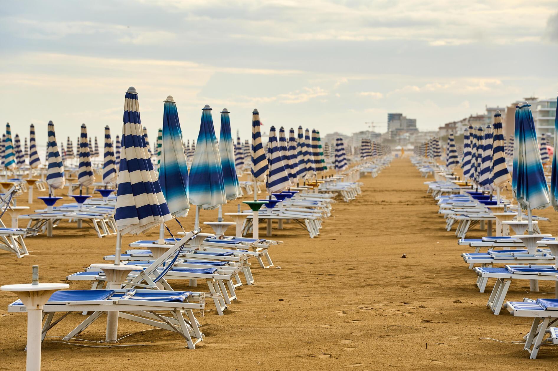 <b>Italien</b> verzeichnete letztes Jahr auch weniger Touristen als in den Vorjahren. Besonders auffällig ist, dass immer weniger Einheimische ihren Sommer an der italienischen Küste verbringen. Das liegt vor allem an den hohen Lebenshaltungskosten aufgrund der steigenden Inflation in Italien. Viele Familien können sich deshalb keinen Strandurlaub mehr leisten.