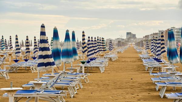 <b>Italien</b> verzeichnete letztes Jahr auch weniger Touristen als in den Vorjahren. Besonders auffällig ist, dass immer weniger Einheimische ihren Sommer an der italienischen Küste verbringen. Das liegt vor allem an den hohen Lebenshaltungskosten aufgrund der steigenden Inflation in Italien. Viele Familien können sich deshalb keinen Strandurlaub mehr leisten.