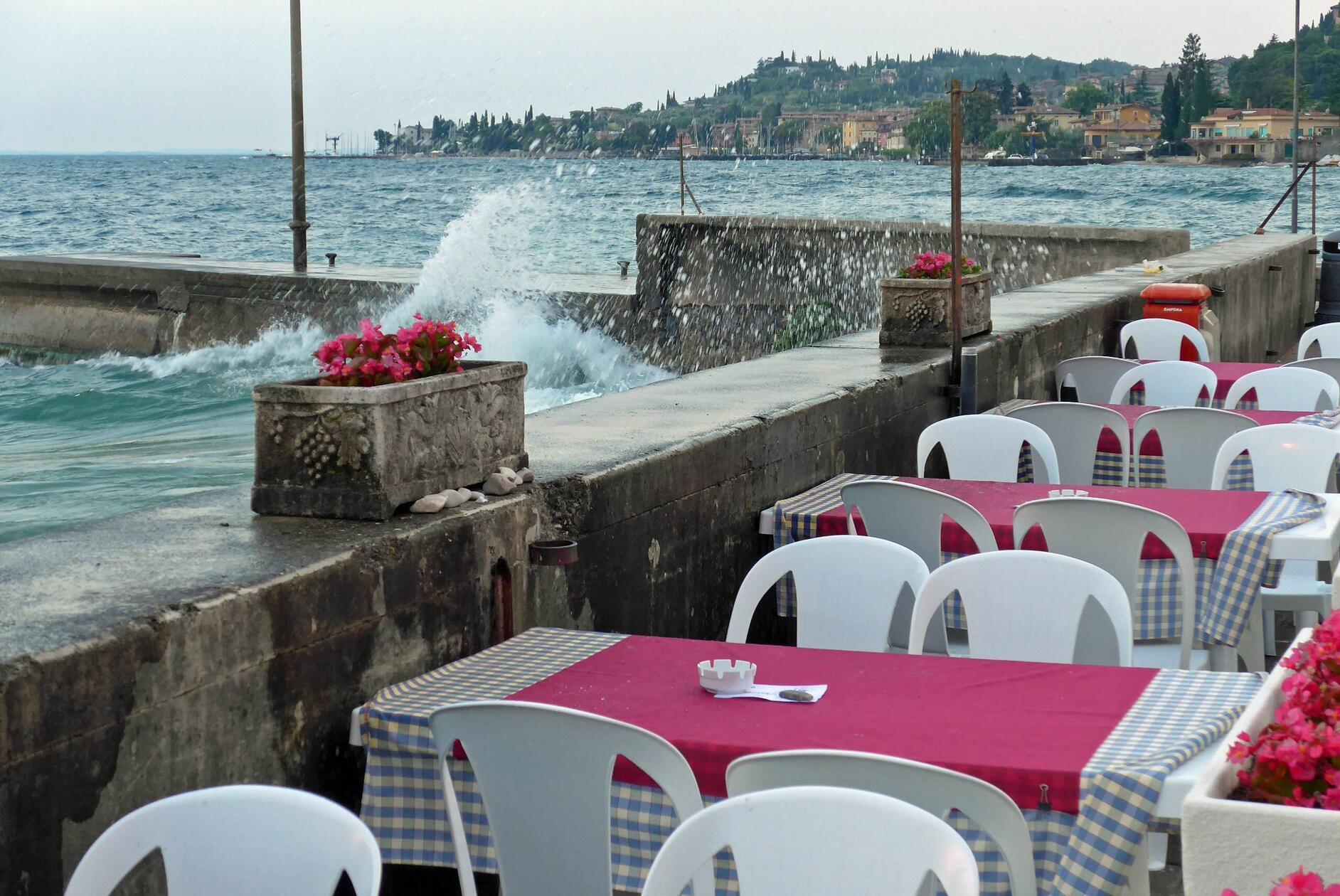 Auch der <b>Gardasee</b> im Norden von Italien steckte letzten Sommer in einer Flaute. Virginia Torre, Präsidentin der Hoteliers von Lazise sagt dazu: „Seit dem Winter haben wir Reservierungen von Stammgästen, aber Last-Minute-Buchungen und Buchungen, die eine Woche im Voraus für die folgenden 15 Tage buchen, fehlen völlig. [...] Wir haben 70-80 Prozent Reservierungen, aber die restlichen 20 Prozent bleiben leer." Die Bauarbeiten an der Brennerautobahn könnten potenzielle Urlauber abschrecken. Da auf der viel befahrenen Autobahn nur noch eine Spur frei ist, kommt es häufig zu massiven Staus.