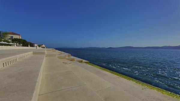 Kroatien hat bei vielen Urlaubern besonders während der Corona-Pandemie 2020 an Beliebtheit gewonnen. Damals waren einige andere Reiseziele aufgrund der Einreiseregeln noch nicht vollständig verfügbar. Nach dem Rekordjahr 2022 mit 3,5 Millionen deutschen Gästen sind die Besucherzahlen aus Deutschland „etwas rückläufig“, bestätigt die kroatische Zentrale für Tourismus auf Anfrage von "Ippen.Media". Nera Miličić, Direktorin der kroatischen Tourismuszentrale, erklärt die Hauptursache: „Die Konkurrenz ist zurück, zahlreiche neue Destinationen sind in den vergangenen Jahren auf den Markt gekommen.“