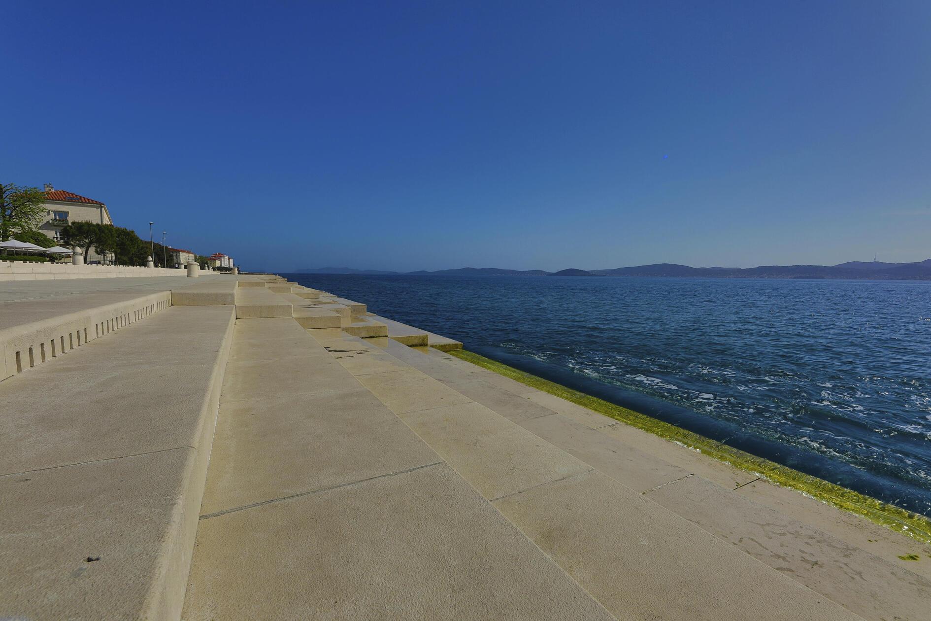 Kroatien hat bei vielen Urlaubern besonders während der Corona-Pandemie 2020 an Beliebtheit gewonnen. Damals waren einige andere Reiseziele aufgrund der Einreiseregeln noch nicht vollständig verfügbar. Nach dem Rekordjahr 2022 mit 3,5 Millionen deutschen Gästen sind die Besucherzahlen aus Deutschland „etwas rückläufig“, bestätigt die kroatische Zentrale für Tourismus auf Anfrage von Ippen.Media. Nera Miličić, Direktorin der kroatischen Tourismuszentrale, erklärt die Hauptursache: „Die Konkurrenz ist zurück, zahlreiche neue Destinationen sind in den vergangenen Jahren auf den Markt gekommen.“