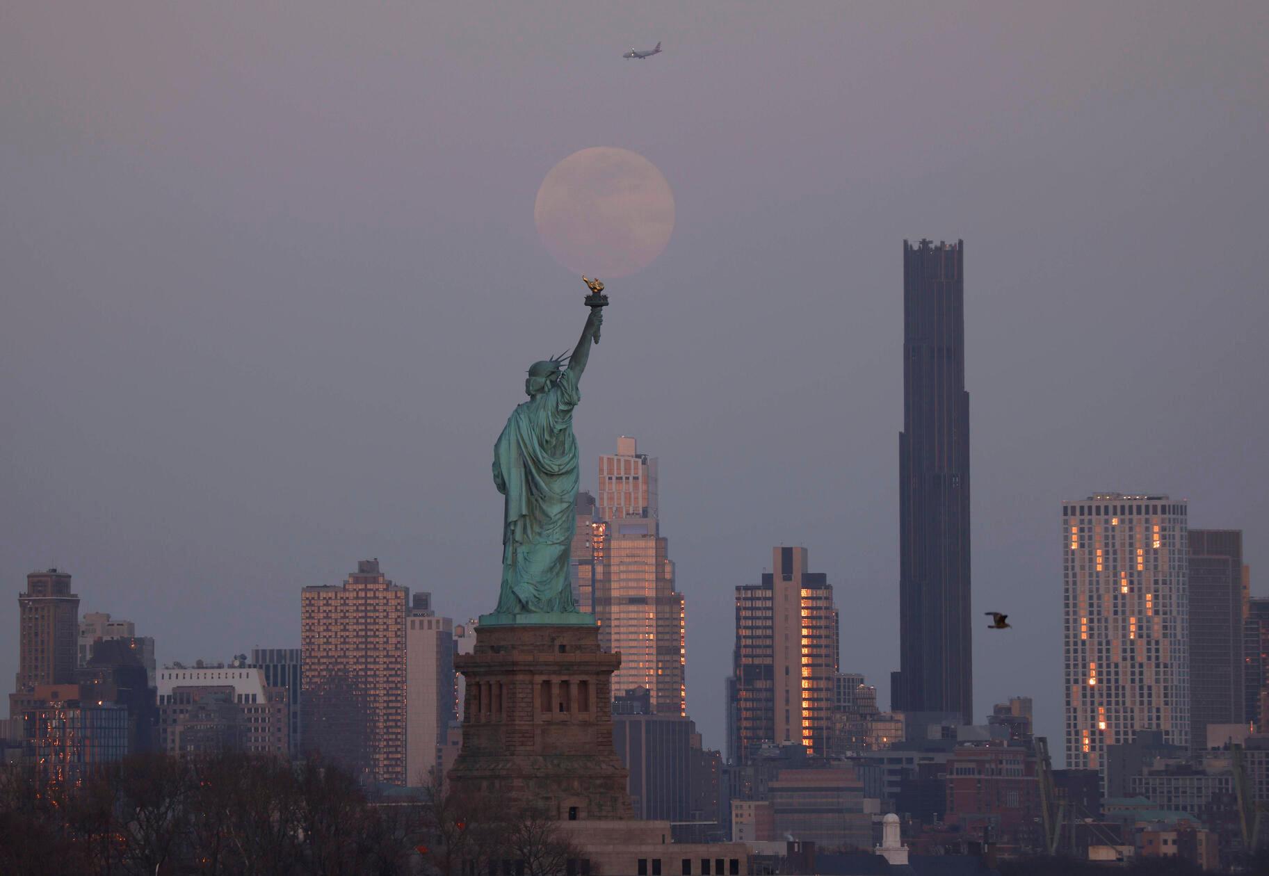 Selbst eines der größten Reiseziele der Welt plagte letztes Jahr ein Touristen-Loch. In den <b>USA</b> ist derzeit oft die Rede eines "Trump Slump". Gemeint ist damit der Rückgang von Reisenden in die Vereinigten Staaten aufgrund von politischen Spannungen, Visa-Sorgen und eine generelle Unsicherheit über den Zustand der USA. "Wir mussten unsere Prognose für 2025 von 67 auf 64 Millionen Besucher herunterschrauben, vor allem wegen eines Rückgangs von zwei Millionen internationalen Gästen", erklärt die U.S. Travel Association in Washington. 