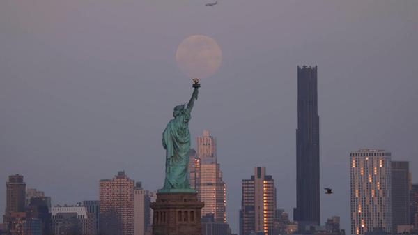 Selbst eines der größten Reiseziele der Welt plagte letztes Jahr ein Touristen-Loch. In den <b>USA</b> ist derzeit oft die Rede eines "Trump Slump". Gemeint ist damit der Rückgang von Reisenden in die Vereinigten Staaten aufgrund von politischen Spannungen, Visa-Sorgen und eine generelle Unsicherheit über den Zustand der USA. "Wir mussten unsere Prognose für 2025 von 67 auf 64 Millionen Besucher herunterschrauben, vor allem wegen eines Rückgangs von zwei Millionen internationalen Gästen", erklärt die U.S. Travel Association in Washington.