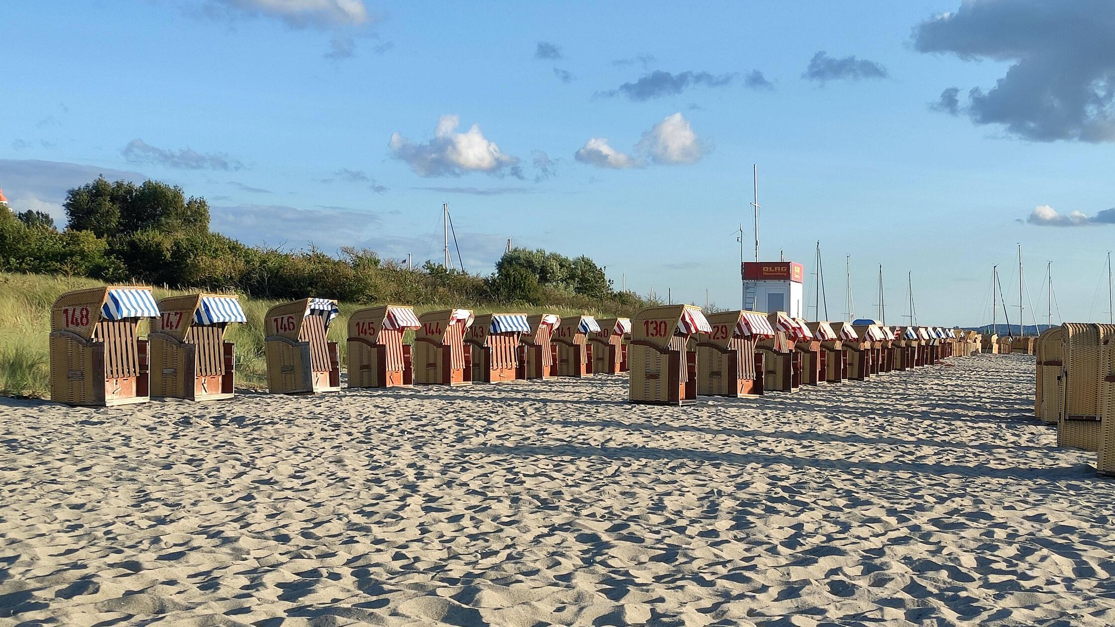 <b>Deutschland</b> bleibt ebenfalls nicht vor sinkenden Urlauberzahlen verschont. Auch an der <b>Ostsee</b> blieben viele Strandkörbe leer. Ein erheblicher Grund für die Reiseflaute ist das geänderte Verhalten der Touristen. Denn statt wie früher Urlaube lange im Voraus zu buchen, setzen Reisende jetzt vermehrt auf Last-Minute-Buchungen. Und auch das unvorhersehbare Wetter ist ein Grund: Laut Lars Schwarz, Präsident des Dehoga Mecklenburg-Vorpommern, würden Gäste teilweise noch am Tag der Anreise ihre Buchungen stornieren. 