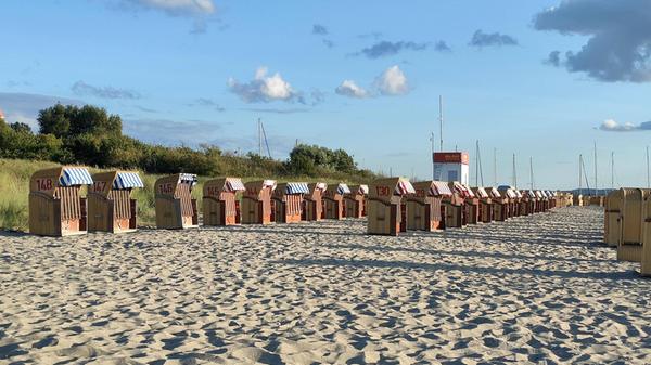 <b>Deutschland</b> bleibt ebenfalls nicht vor sinkenden Urlauberzahlen verschont. Auch an der <b>Ostsee</b> blieben viele Strandkörbe leer. Ein erheblicher Grund für die Reiseflaute ist das geänderte Verhalten der Touristen. Denn statt wie früher Urlaube lange im Voraus zu buchen, setzen Reisende jetzt vermehrt auf Last-Minute-Buchungen. Und auch das unvorhersehbare Wetter ist ein Grund: Laut Lars Schwarz, Präsident des Dehoga Mecklenburg-Vorpommern, würden Gäste teilweise noch am Tag der Anreise ihre Buchungen stornieren.
