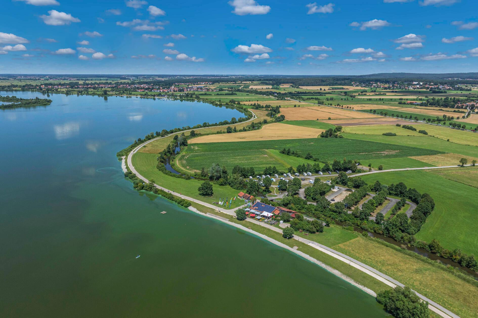 In der Region litt das <b>fränkische Seenland</b> unter den fehlenden Besuchern. Vor allem Badewarnungen aufgrund von Blaualgen sorgten dafür, dass Urlauber fernblieben. Der Kontakt mit Blaualgen, zum Beispiel beim Baden, führt häufig zu Hautreizungen und allergischen Reaktionen. Besonders der kleine <b>Brombachsee</b> und der <b>Altmühlsee</b> sind betroffen. Die Ferienregion ist insgesamt im Wandel. Der Hype um das Segeln, als die Seen neu waren, ist inzwischen abgeflaut. Regionale Segelvereine haben nur noch wenige aktive Mitglieder, Segelkurse wurden zuletzt weniger nachgefragt. 
