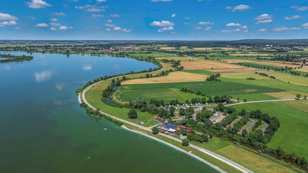 In der Region litt das <b>fränkische Seenland</b> unter den fehlenden Besuchern. Vor allem Badewarnungen aufgrund von Blaualgen sorgten dafür, dass Urlauber fernblieben. Der Kontakt mit Blaualgen, zum Beispiel beim Baden, führt häufig zu Hautreizungen und allergischen Reaktionen. Besonders der kleine <b>Brombachsee</b> und der <b>Altmühlsee</b> sind betroffen. Die Ferienregion ist insgesamt im Wandel. Der Hype um das Segeln, als die Seen neu waren, ist inzwischen abgeflaut. Regionale Segelvereine haben nur noch wenige aktive Mitglieder, Segelkurse wurden zuletzt weniger nachgefragt.