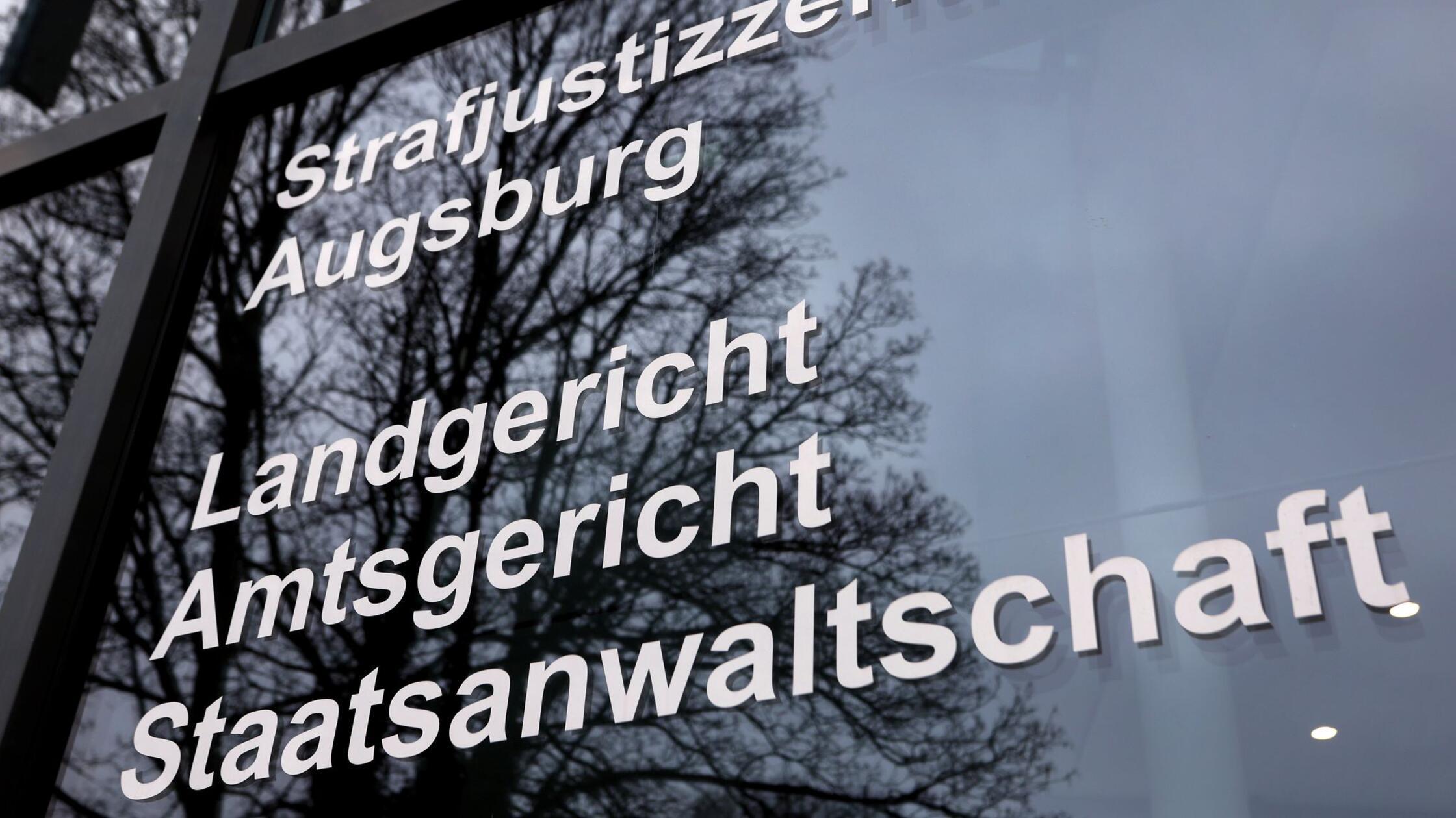 Moški v Augsburgu obsojen na pogojno kazen zaradi grožnje z bombo na sodišču