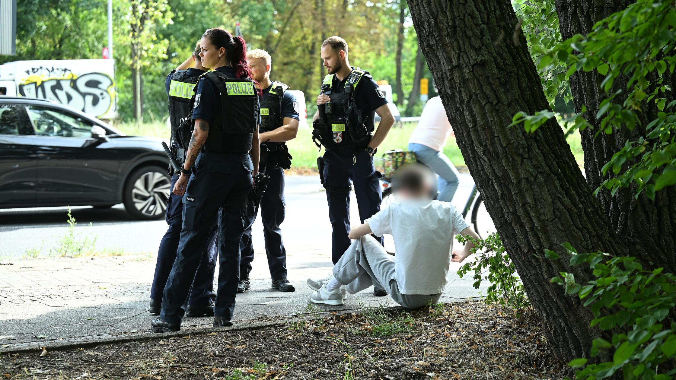 Unfall in Berlin: Auto fährt in Kindergruppe - Betreuerin schwer verletzt