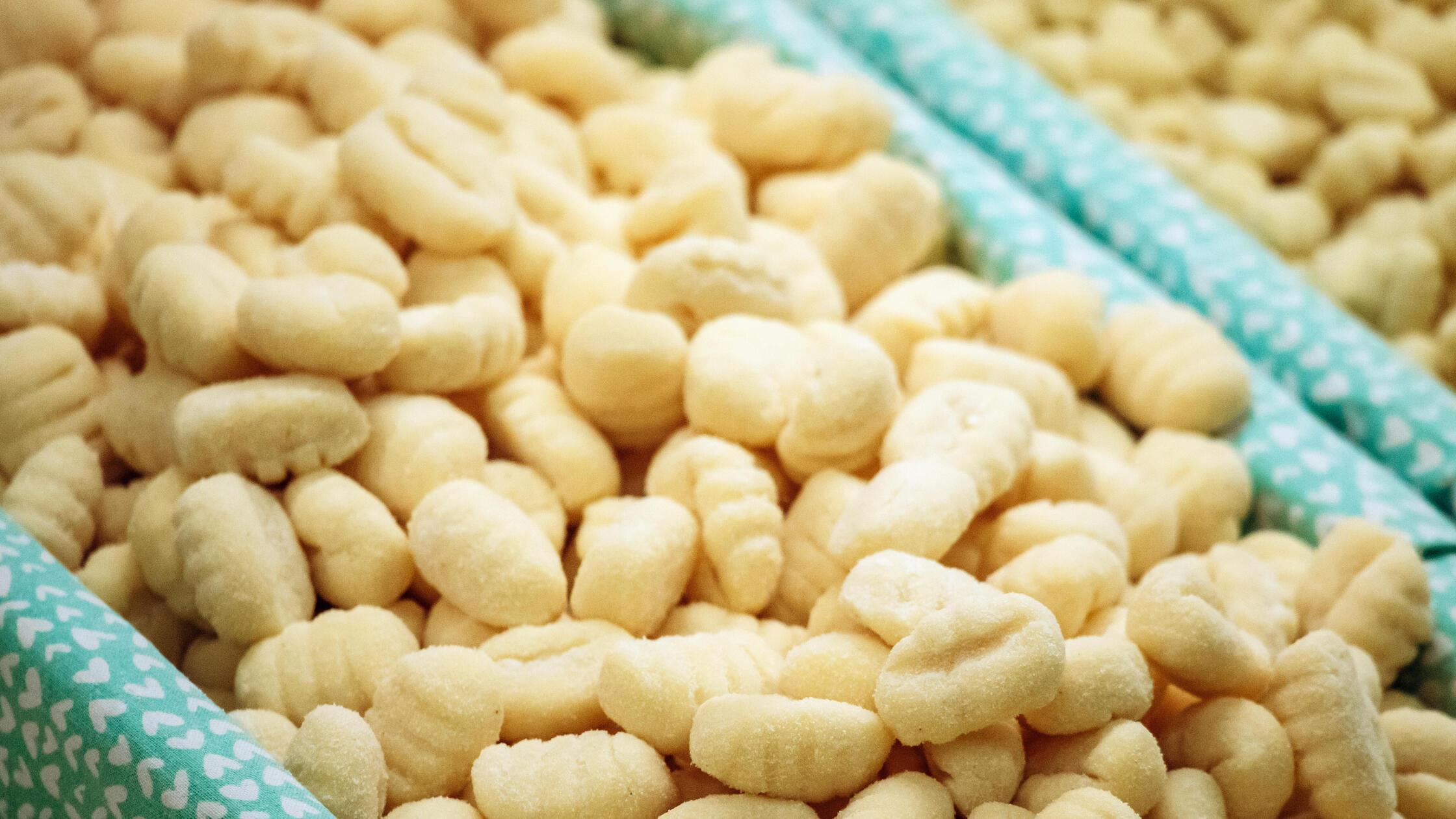 Frische Gnocchi auf dem Mercato Orientale in Genua