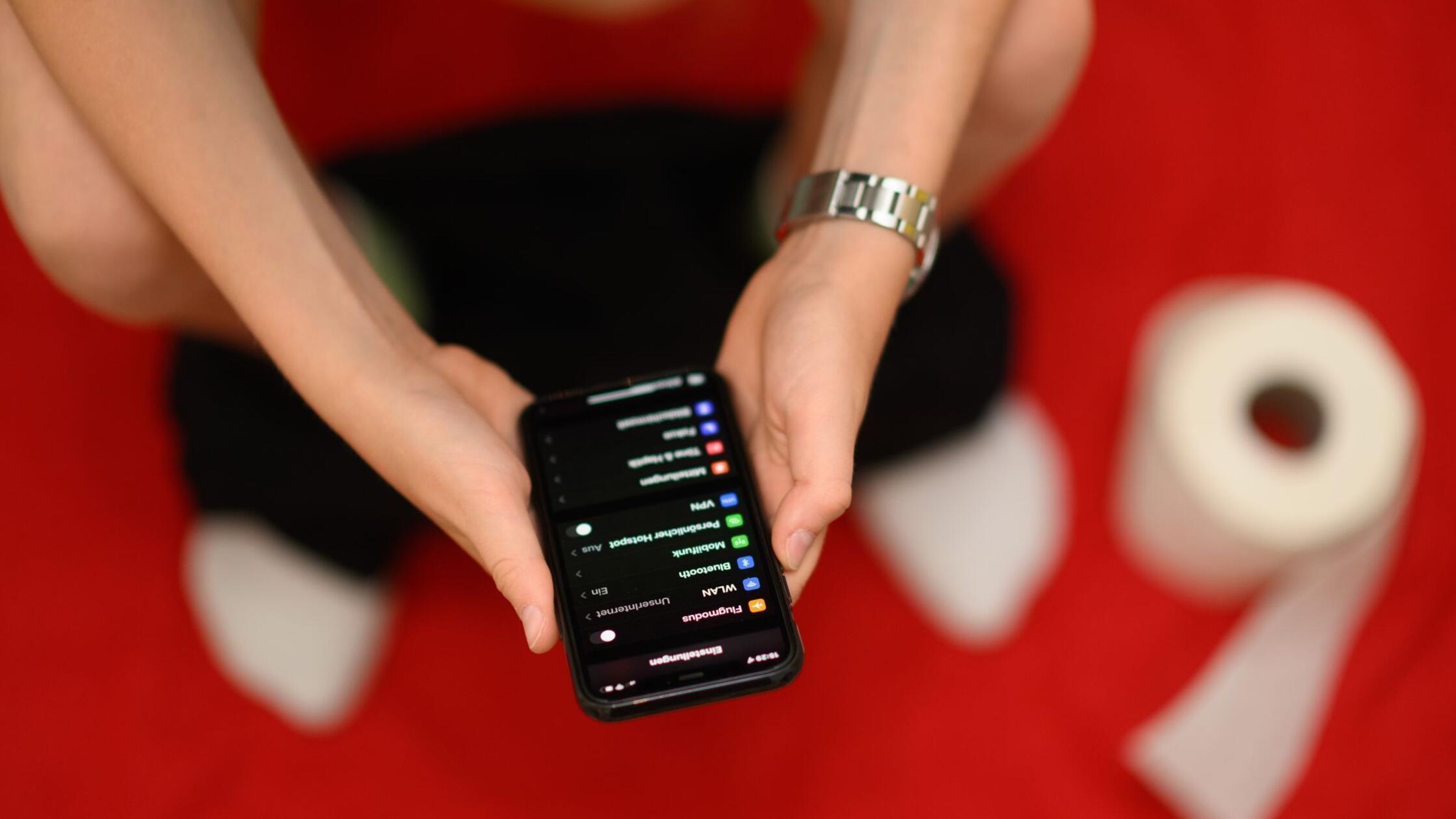 Up to date auf dem Klo - Mehrheit nutzt Handy auf Toilette