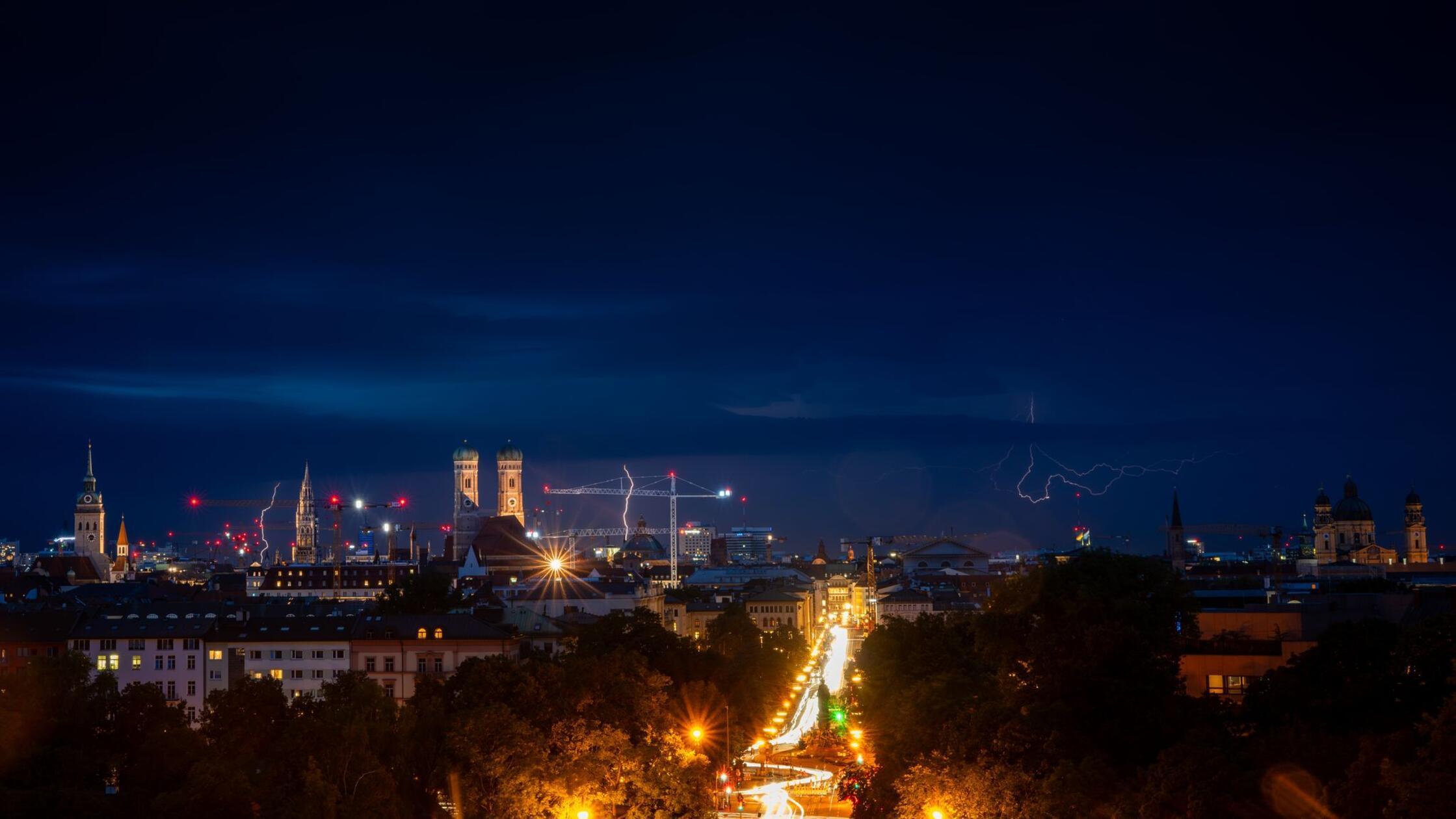 Sonniger Wochenendausblick nach Unwetternacht in Bayern
