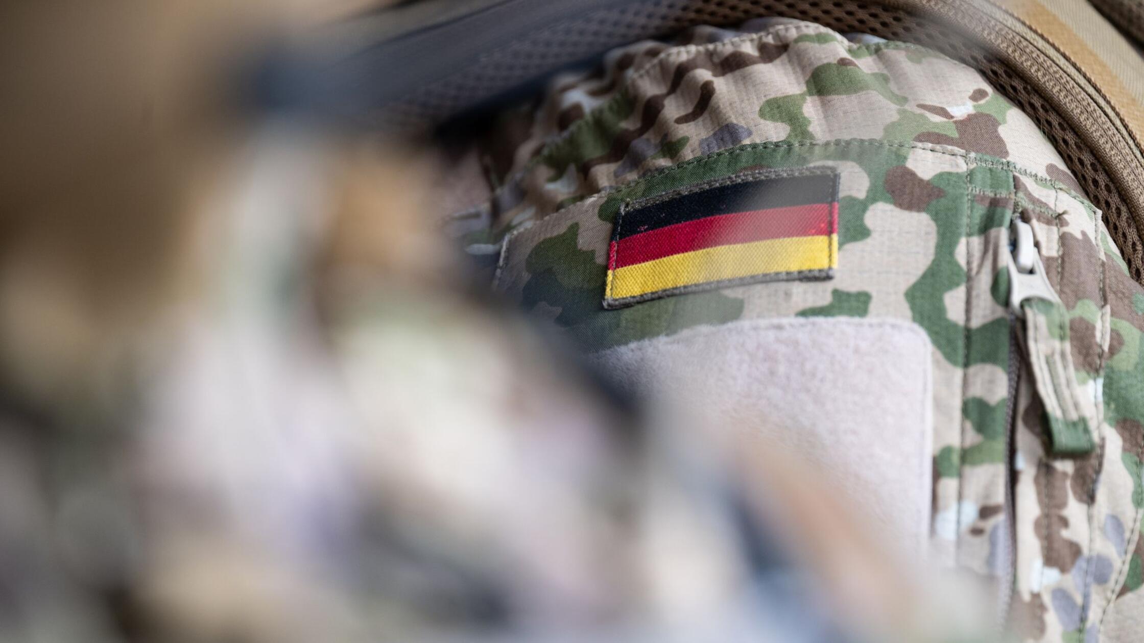 Nekdanjega vojaka Bundeswehra obtožujejo posilstev in posedovanja otroške pornografije